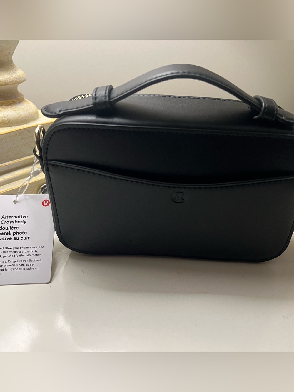 L-127 🍋 Lululemon 🍋 Leather Alternative Camera Crossbody Bag
Black / Gold - Picture 6 of 9